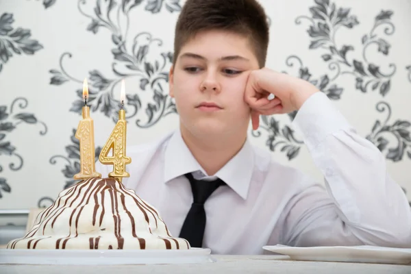 14岁生日那天 坐在桌旁拿着蛋糕的少年 — 图库照片