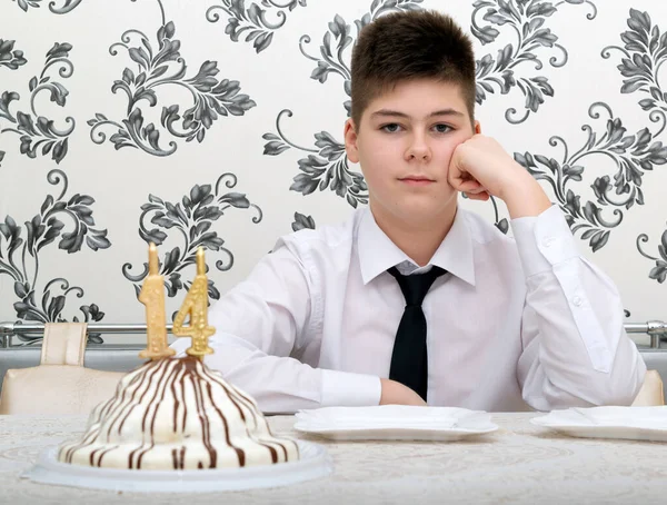 Dördüncü Yaş Günü Pastasıyla Masada Oturan Genç Bir Çocuk — Stok fotoğraf