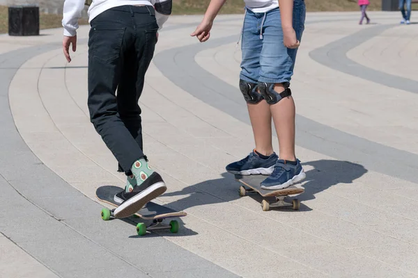 スケートボードの上の2人の10代の脚 — ストック写真