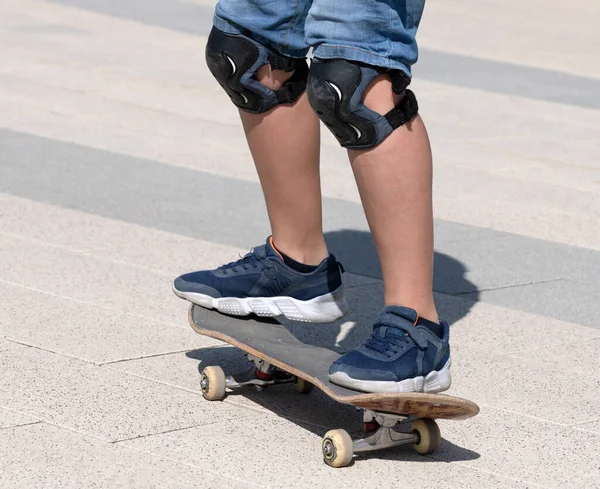 Beine Eines Teenagers Auf Einem Skateboard — Stockfoto