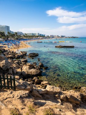 Kıbrıs Rum Kesimi 'nin Protaras kentindeki Sunrise Beach yakınlarındaki tatil beldesi