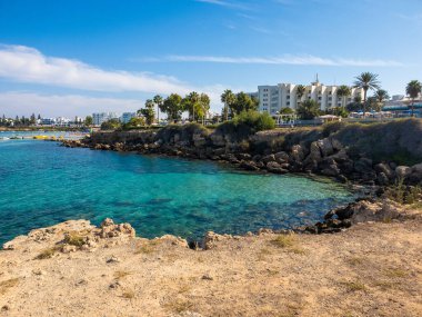 Kıbrıs Rum Kesimi 'nin Protaras kentindeki Sunrise Beach yakınlarındaki tatil beldesi
