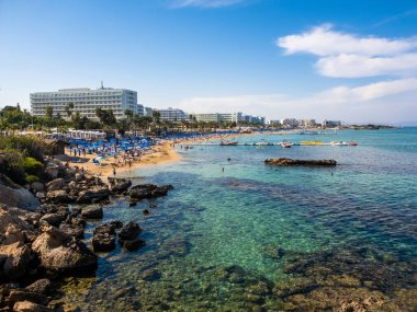 Kıbrıs Rum Kesimi 'nin Protaras kentindeki Sunrise Beach yakınlarındaki tatil beldesi