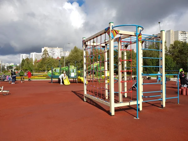 Moscou Rússia Setembro 2020 Parque Infantil Com Equipamentos Esportivos — Fotografia de Stock