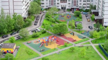 Moskova, Rusya - 15 Temmuz 2021. Çok katlı bir binanın avlusundaki oyun parkı.