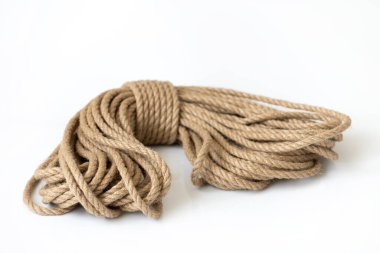 Beyaz arka planda izole edilmiş doğal kenevir ipi.