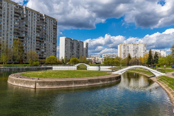 Moscou, Russie - 7 mai. 2021. Paysage urbain au début du printemps dans le district de Zelenograd — Photo