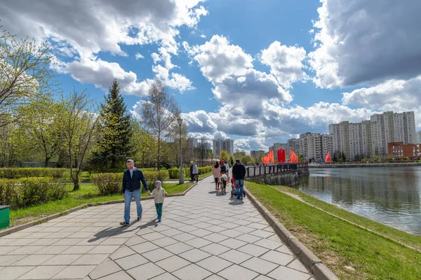 Moskova, Rusya - 7 Mayıs. 2021 yılı. İlkbaharın başlarında Zelenograd bölgesinde şehir manzarası — Stok fotoğraf