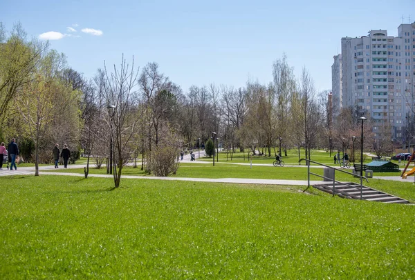 ロシア・モスクワ- 5月7日。2021年。ゼレノグラード地区の早春の都市公園 — ストック写真