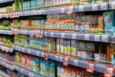 Moskova, Rusya - 01 Mayıs 2021. Bebek suyu Agusha ve Frutonyanya 'yı Perekrestok' taki bir mağazada üretiyor