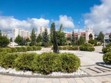 Moskova, Rusya - 16 Mayıs 2021. Zelenograd 'da güneş saati olan bir bulvar.