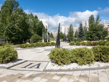 Moskova, Rusya 'da Zelenograd' da güneş saati olan bir bulvar.