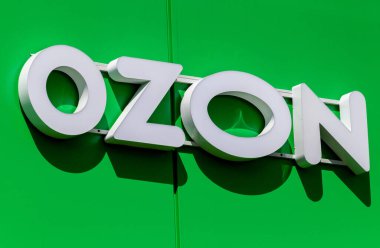 Moskova, Rusya - 26 Mayıs. 2021 yılı. Ozon.ru adlı bir internet şirketinin tabelaları.