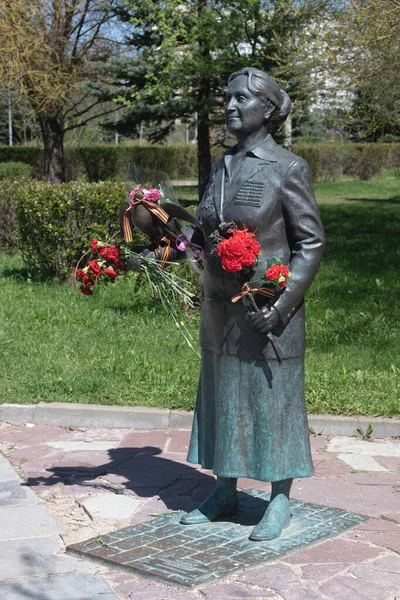 러시아 모스크바 - 5 월 11 일. 2021 년, 위대 한 애국 전쟁의 여주인공, 스카우트 이자 작가인 라리사 알렉산드로프나흐 보스 토바의 기념비 — 스톡 사진