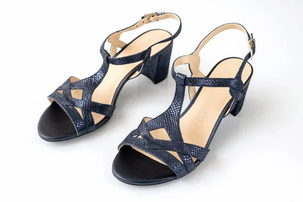 Sandálias femininas azuis feitas de couro genuíno — Fotografia de Stock