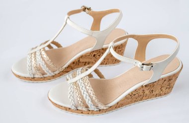 Mantarlı hakiki deriden yapılmış beyaz kadın sandaletleri.