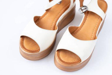 Gerçek deriden yapılmış beyaz kadın sandaletleri.