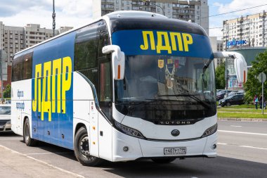 Moskova, Rusya - 31 Mayıs. 2021 yılı. LDPR - Rusya Liberal Demokrat Partisi - otobüste yazılı