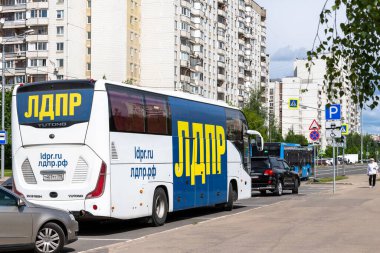 Moskova, Rusya - 31 Mayıs. 2021 yılı. LDPR - Rusya Liberal Demokrat Partisi - otobüste yazılı