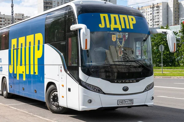 Moscú, Rusia - 31 de mayo. 2021. LDPR - Partido Liberal Democrático de Rusia - inscripción en el autobús — Foto de Stock