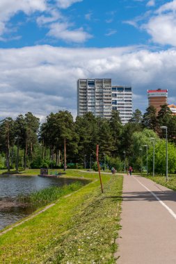 Moskova, Rusya - 2 Haziran. 2021 yılı. Zelenograd 'daki okul gölü.