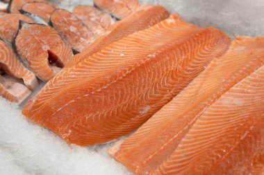 Somon biftekleri buzda yatıyor..