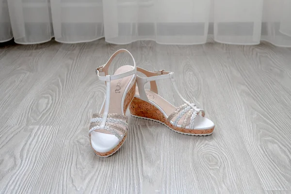 White Women Leather Sandals Stand Floor Room — Stockfoto