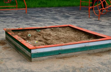 Rusya 'da el işi ve çiçeklerle dolu boş çocuk kum havuzu