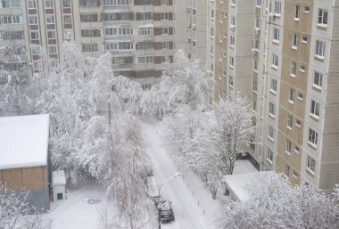 Moskova, Rusya 'da çok katlı bir binanın karla kaplı avlusu