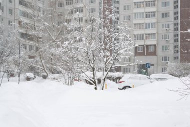 Moskova, Rusya 'da çok katlı bir binanın karla kaplı avlusu