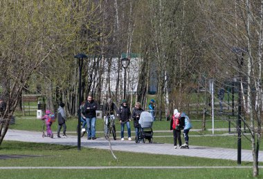 Moskova, Rusya - 7 Mayıs. 2021 yılı. İlkbaharın başlarında Zelenograd bölgesinde şehir manzarası