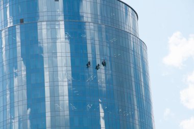 Krasnogorsk, Rusya - 22 Temmuz. 2021 Moskova Bölgesel Duma ve iş merkezi Dva Kaptanı Cephe Cam Yıkama.