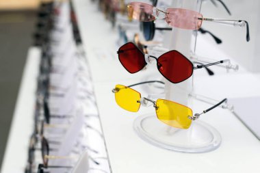 Mağaza vitrininde renkli lensli güneş gözlükleri