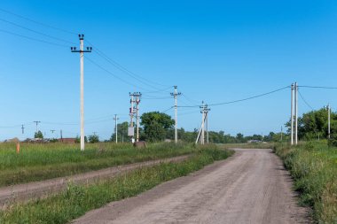 Köyde beton elektrik hattı var.