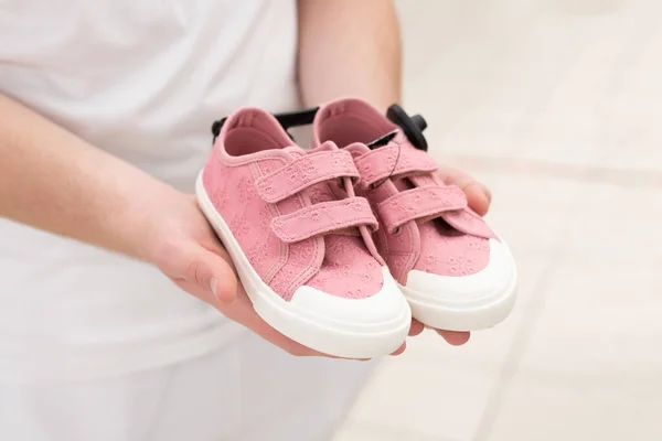 Ροζ Παιδικά Αθλητικά Παπούτσια Αντρικά Χέρια — Φωτογραφία Αρχείου