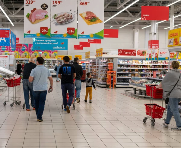 俄罗斯莫斯科 6月6日 2021 大型存储网络Auchan的内部 — 图库照片