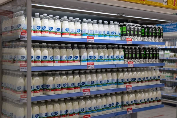 Moscú Rusia Junio 2021 Leche Botellas Plástico Mostrador Tienda Auchan —  Fotos de Stock