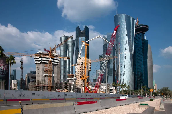 Doha, Qatar - 21 de novembro. 2019. Arranha-céu em construção em West Bay Business District — Fotografia de Stock