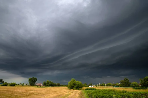 Le paysage de campagne d'été avec un nuage de tonnerre — Photo