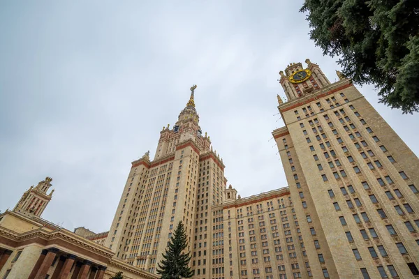 Moscú, Rusia - 5 de marzo. 2017. Edificio principal de la Universidad Estatal Lomonosov Moscú —  Fotos de Stock