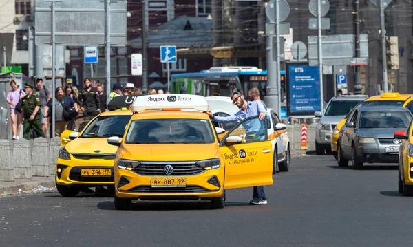 Moskva, Rusko - 11. července. 2021. Mnoho taxíků před železniční stanicí Jaroslavský — Stock fotografie