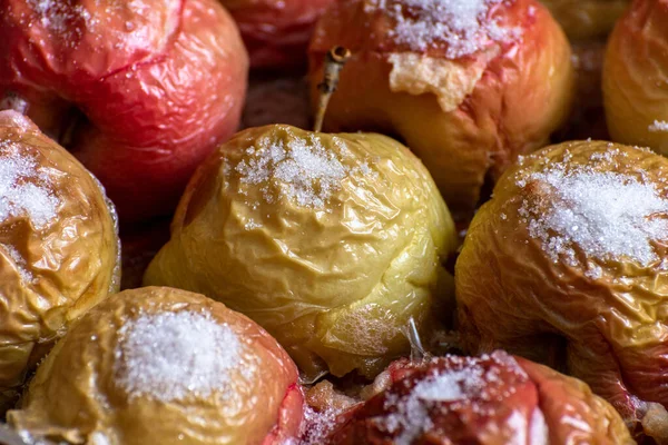 Печь запеченные яблоки с сахаром — стоковое фото