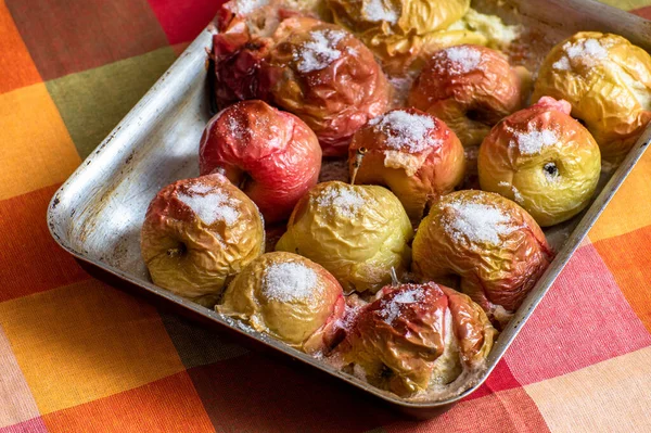 Im Ofen gebackene Äpfel mit Zucker — Stockfoto