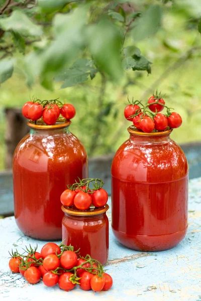 Domácí rajčatový džus a čerstvá rajčata — Stock fotografie