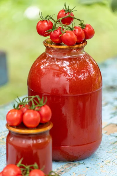 Sumo de tomate caseiro e tomates frescos — Fotografia de Stock