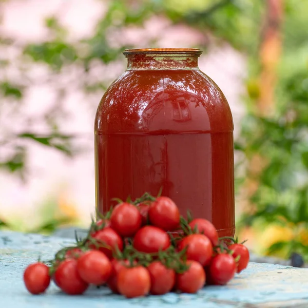 Jus de tomate maison et tomates fraîches — Photo