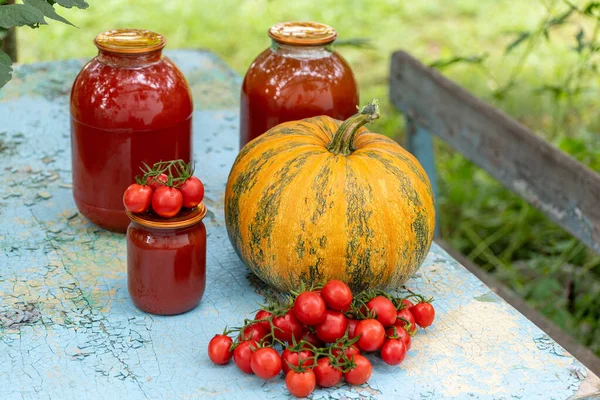 Hemlagad tomat och en pumpa grönsaksjuice — Stockfoto