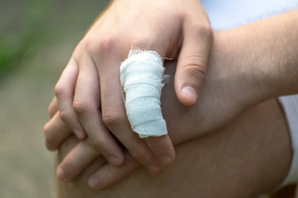 Adolescent Bandé Doigt Après Coupe — Photo