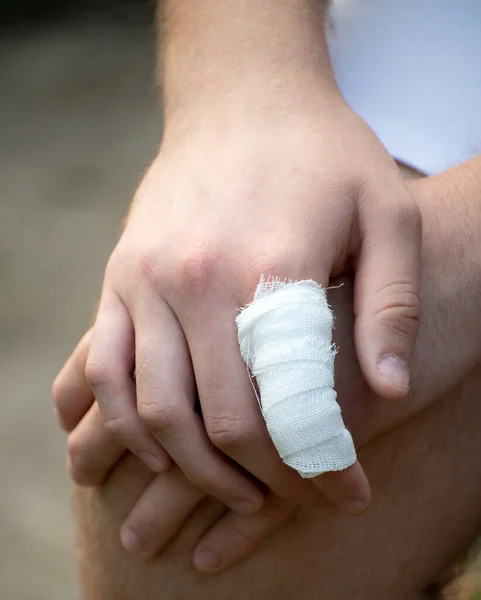 Adolescent Bandé Doigt Après Coupe — Photo