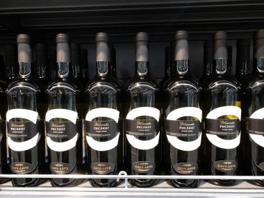 Moskova, Rusya - 16 Ocak. 2020 yılı. Riesling - Pyaterochka mağazasının tezgahında beyaz şarap.